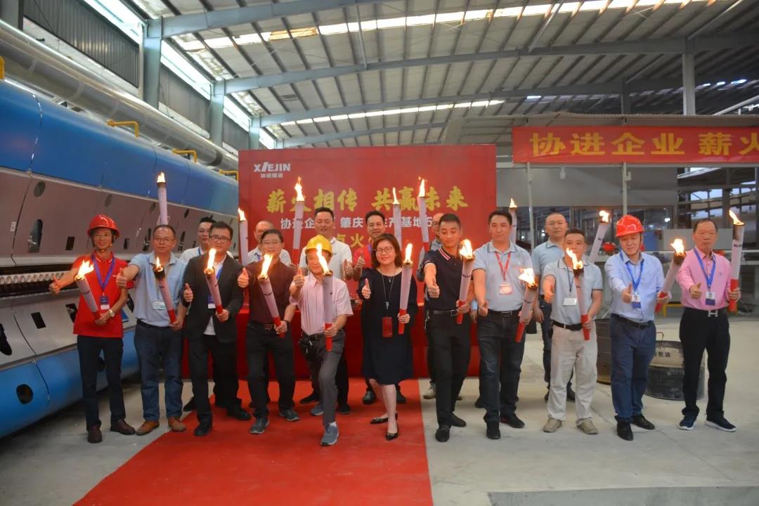 智能升級，領(lǐng)行業(yè)新未來——協(xié)進(jìn)企業(yè)肇慶生產(chǎn)基地智能巖板生產(chǎn)線順利點火